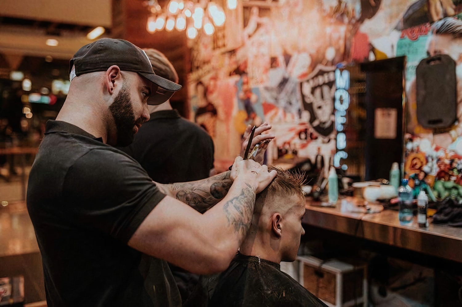 Barbero trabajando en el salón Aura