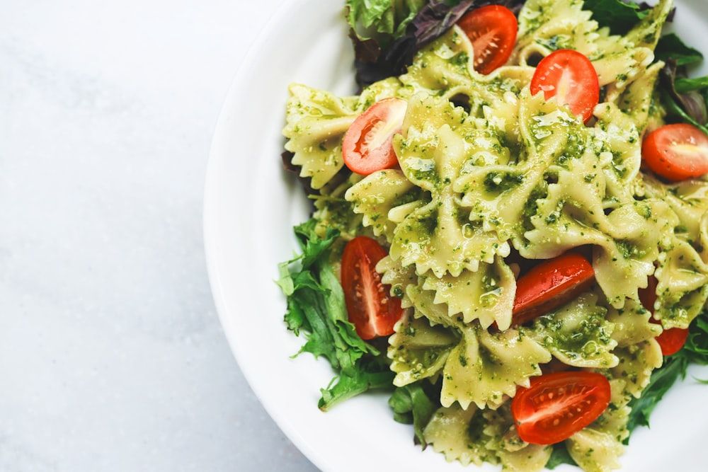 Plato de pasta recién emplatado