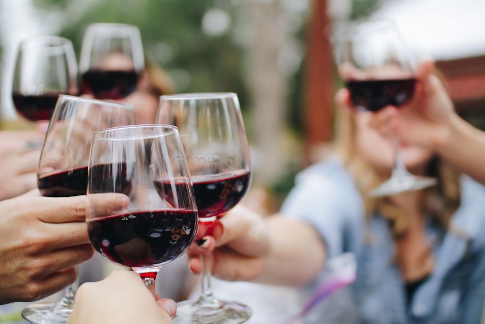 Copas de vino sobre la mesa